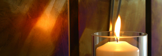 Das Foto zeigt eine brennende Kerze.